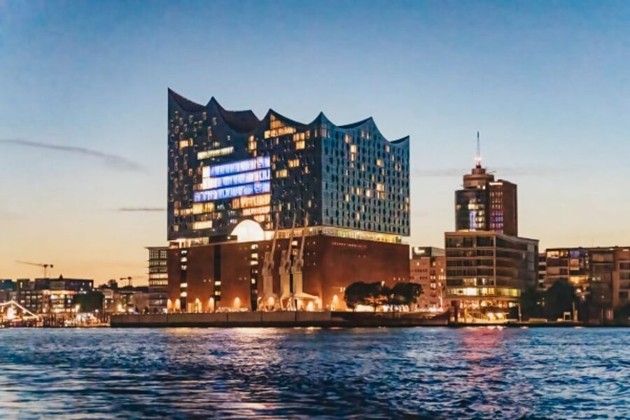Hamburg: 1.5h Grand Harbor Evening Lights Cruise - Photo tips that work in Hamburg’s harbor night light