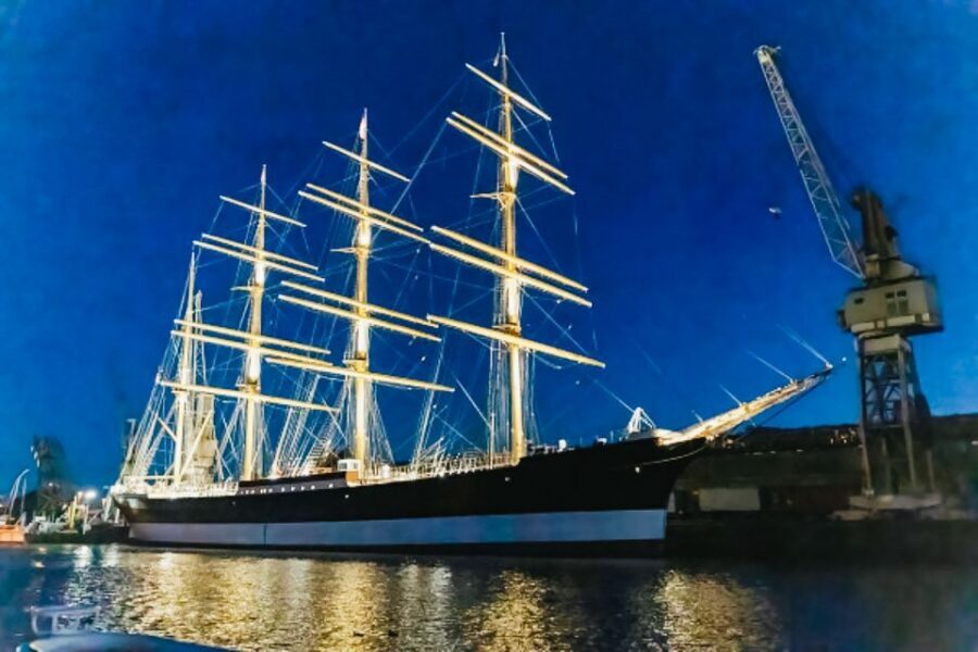 Hamburg: 1.5h Grand Harbor Evening Lights Cruise - Practical stuff to bring (so you actually enjoy the ride)