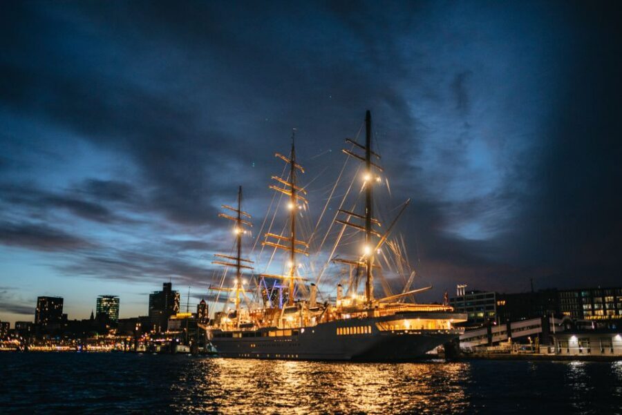 Hamburg: 1-Hour Evening Harbor Lights Cruise - Audio Guide vs. Live German Commentary: Plan for Language Up Front