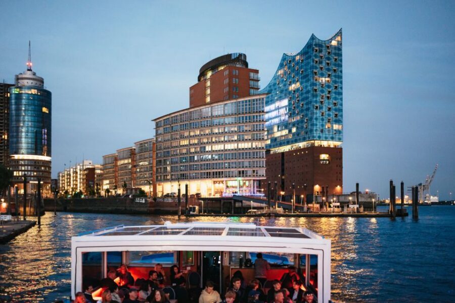 Hamburg: 1-Hour Evening Harbor Lights Cruise - Finding the Boat: St. Pauli Landungsbrücken, Brücke 4
