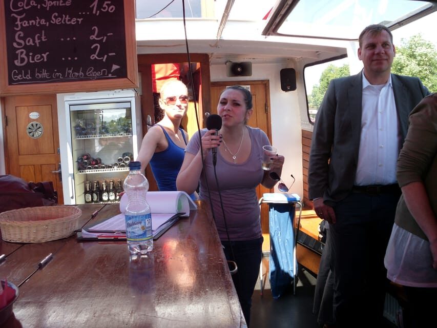 Hamburg: 1-Hour Harbor Cruise - Comfort, Boat Size, and On-Board Service