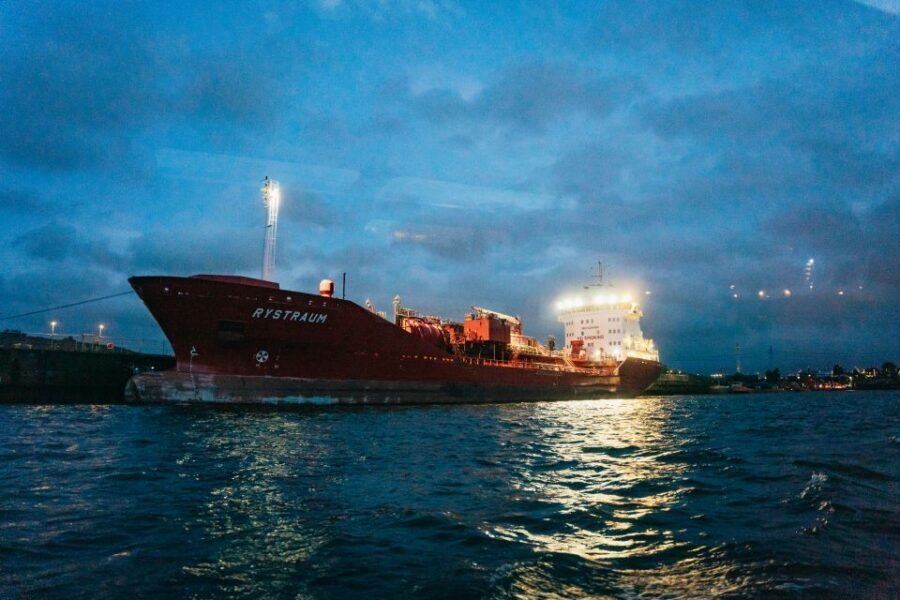 Hamburg: 90-Minute Evening Lights Harbor Cruise - On-board comfort: rain shelter, seating reality, and staying warm