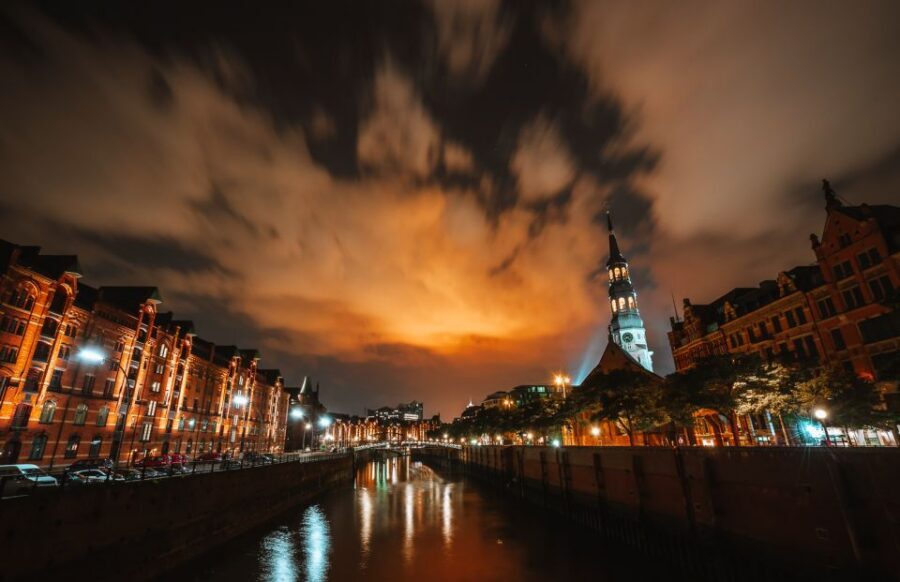 Hamburg: 90-Minute Evening Lights Harbor Cruise - Meeting at Landungsbrücken: fast check-in, then you’re off