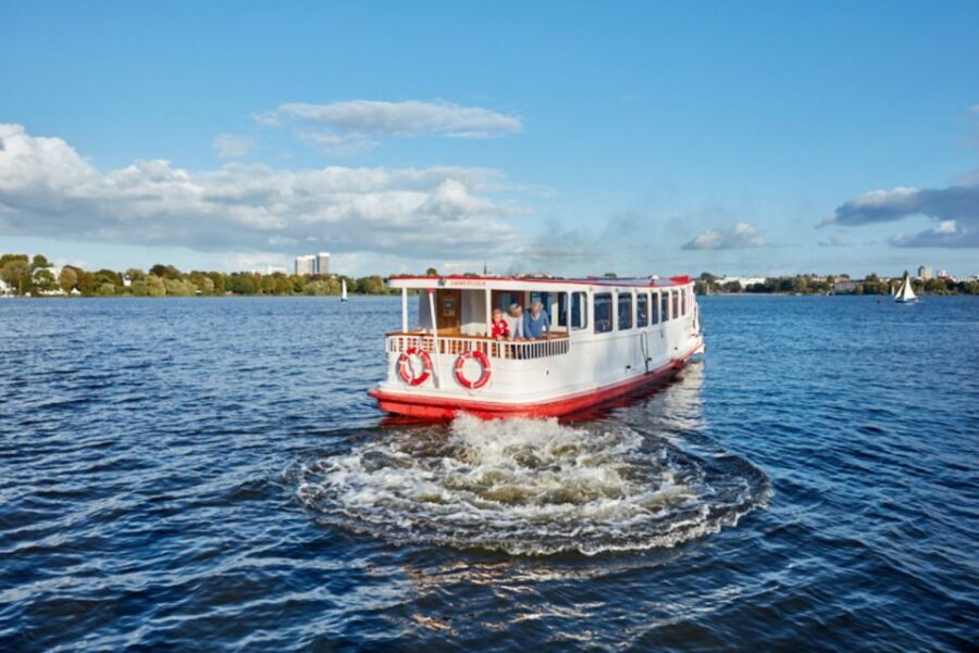 Hamburg: City Cruise on Alster Lake - White Alster steamers: what the experience feels like