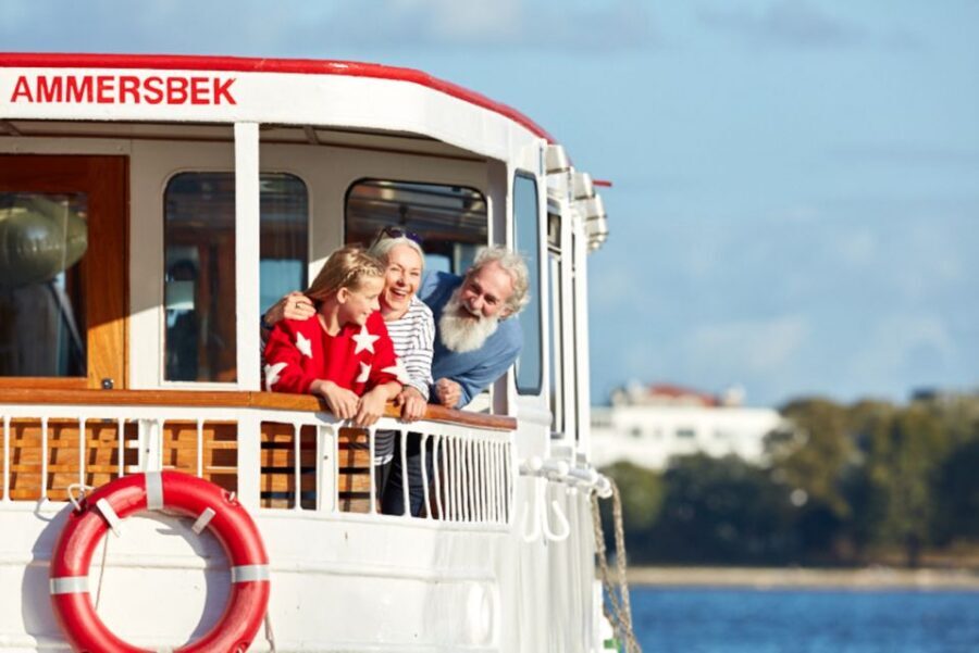 Hamburg: City Cruise on Alster Lake - What you learn on board: German live guide plus English audio
