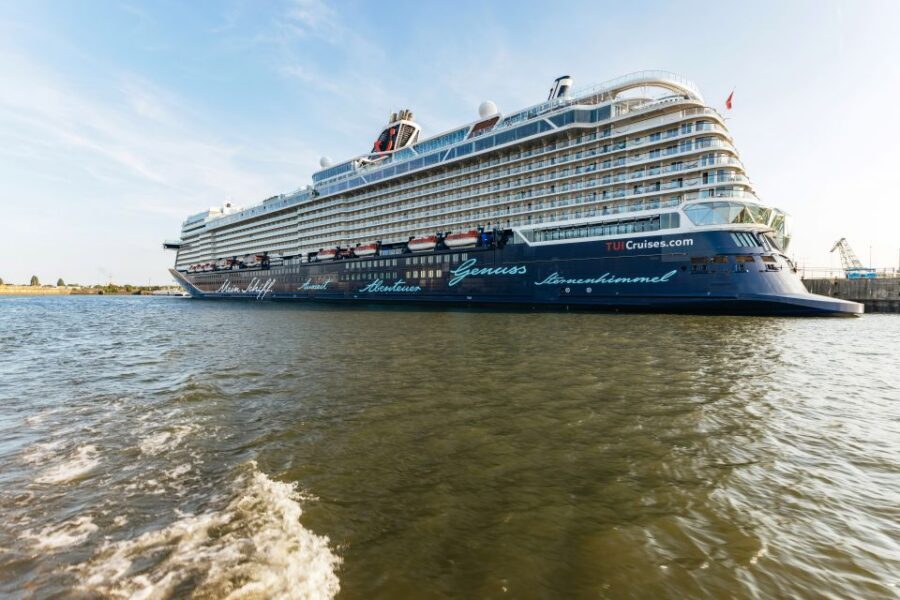 Hamburg: Harbor Cruise with Wine and Cheese - Onboard Comfort: Heated Salon in Winter, Open Deck When Conditions Allow