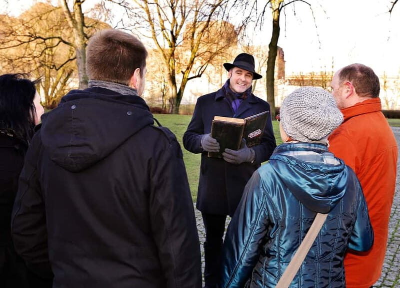 Hamburg: Interactive Crime Theater Tour in German - The Justice Forum and prison area: when court and punishment enter the walk