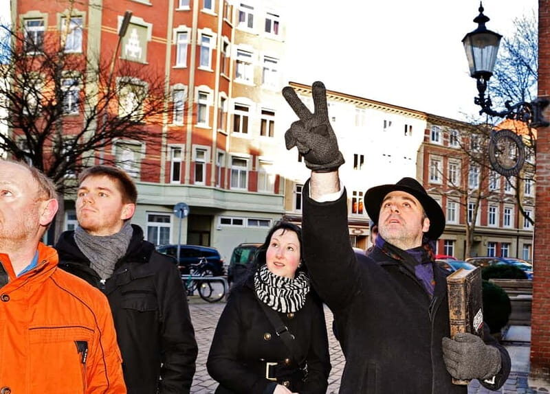 Hamburg: Interactive Crime Theater Tour in German - St. Michael’s Church and merchants’ apartments: big landmark, real-world storytelling