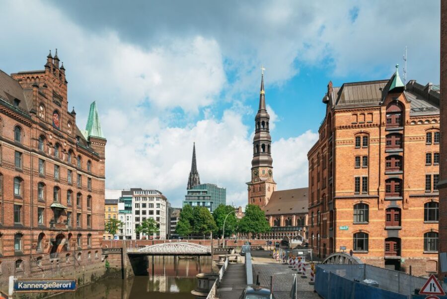 Hamburg: Line A Sightseeing Hop-On Hop-Off Bus Tour - Speicherstadt and HafenCity from the bus: two Hamburgs in one ride