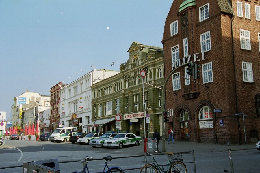 Hamburg: Line F Hop-On Hop-Off Bus and Boat Tour - Audio Guides, Rain, and Real-World Sound Issues