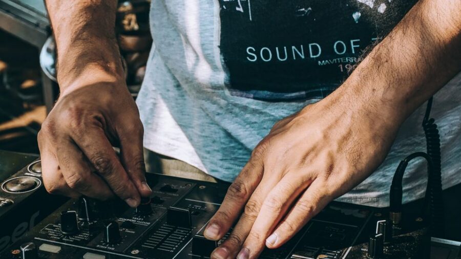 Hamburg: Saturday Night Boat Party - The Onboard DJ and Party Flow: How the Night Gets Its Pace