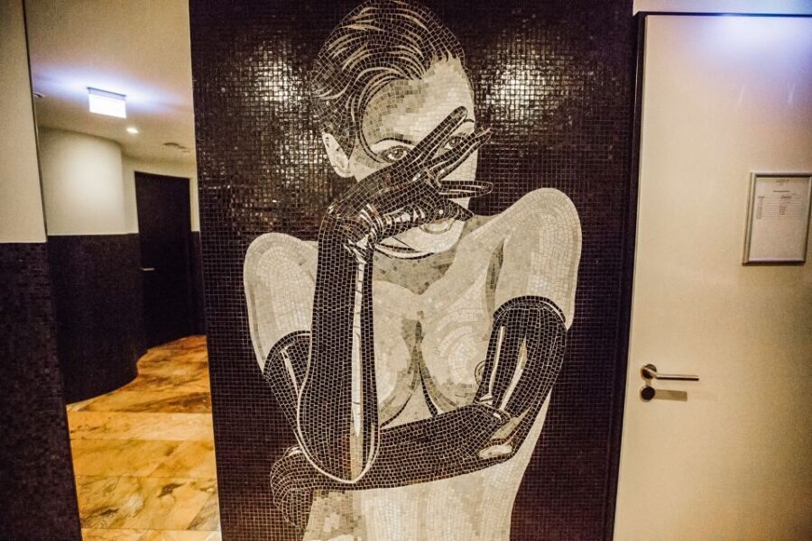 Hamburg: Sex and Crime in St. Pauli Tour for Ages 18 + - End on the Reeperbahn: where the stories land