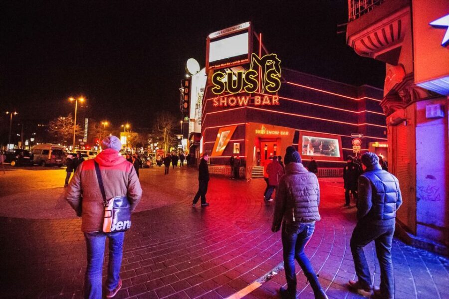 Hamburg: Sex and Crime in St. Pauli Tour for Ages 18 + - Walking tour pacing: why 2 hours feels just right