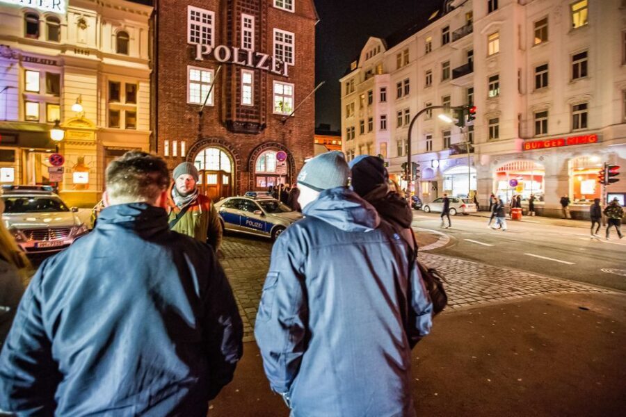 Hamburg: Sex and Crime in St. Pauli Tour for Ages 18 + - Getting your bearings: from Millerntorplatz to the streets locals use