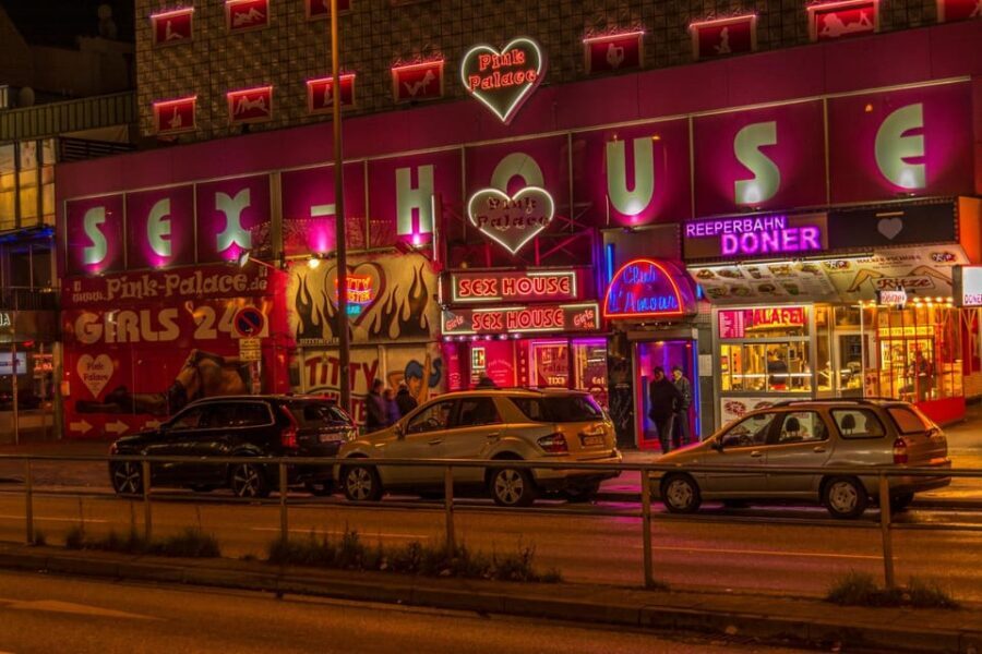 Hamburg: Sin & Sex Guided Tour of Reeperbahn - Große Freiheit’s walk-by legends and why the tour timing works