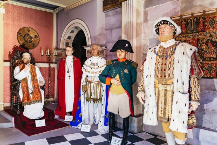 Hamburg: Ticket to the Panoptikum Waxworks - Audio guide and guided tour options: how to choose your pace