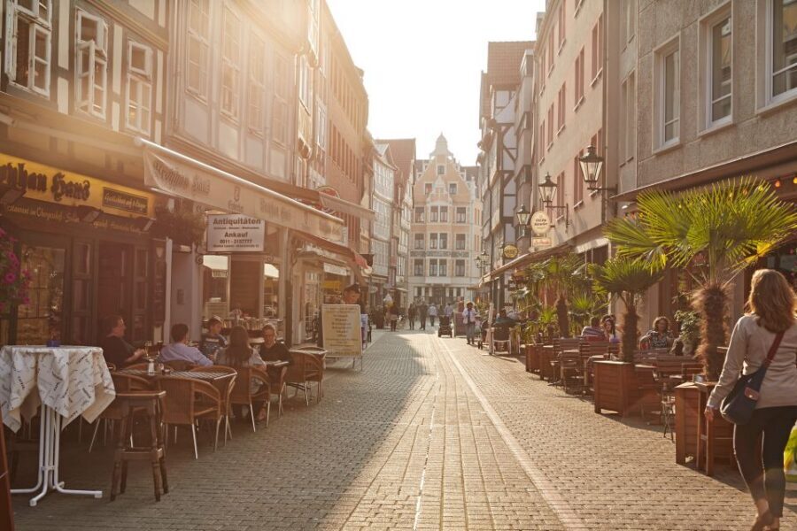Hannover: Guided City Walk - From WWII Damage to Medieval Half-Timbered Streets