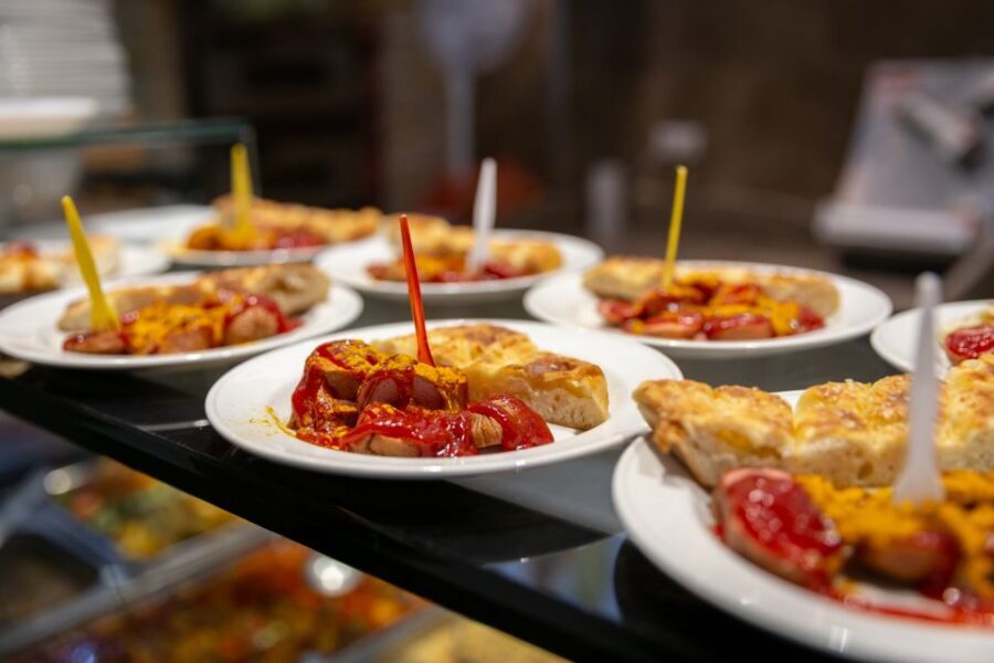Kreuzberg: Culinary Food Tour - Rio-Reiser-Platz, Mariannenstraße 4, and Oranienplatz: photo stops with meaning