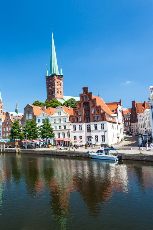 Lübeck: 1-Hour Splash Bus City Tour - Captain stories in live German: why the narration changes everything