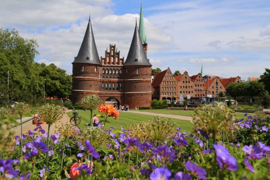 Lübeck: 1-Hour Splash Bus City Tour - Practical tips: meeting point, what to bring, and the “cold and wet” reality