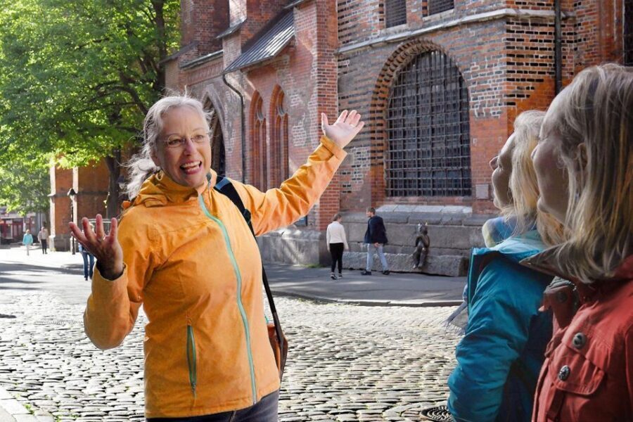 Lübeck: entertaining guided tour to old town highlights - Petrikirche: Where City Status Shows