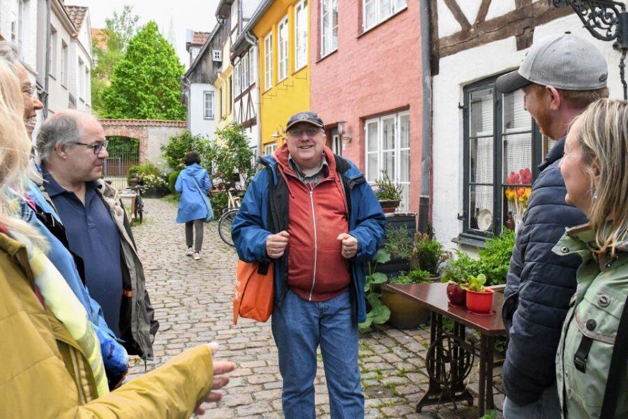 Lübeck: Entertaining Tour Through Hidden Courtyards - Workers’ Stalls and the Housing Behind the Look