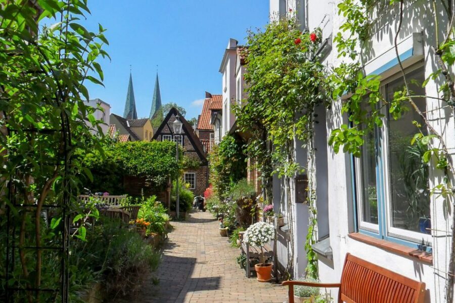 Lübeck: Entertaining Tour Through Hidden Courtyards - Why Lübeck Built Narrow, Crooked Corridors