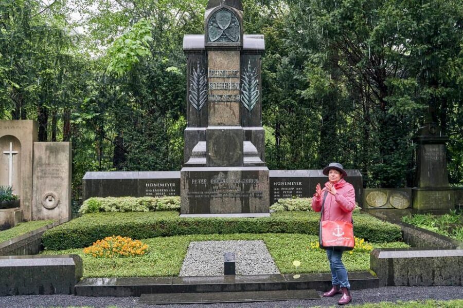 Melaten Friedhof: Guided tour with all senses - Entering a cemetery that feels like a Cologne park