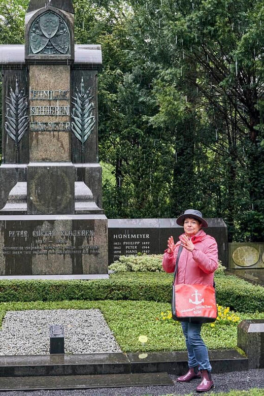 Melaten Friedhof: Guided tour with all senses - Politicians, actors, and carnival revelers: Cologne’s attitude