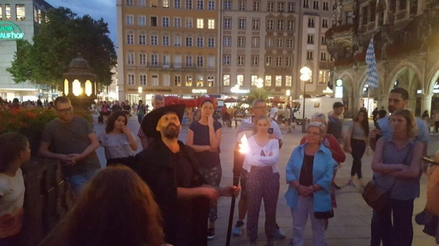 Munich: Night Watchman Torch Tour in German - Starting at Marienplatz: why the meeting spot sets the tone