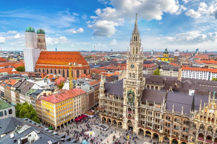 Munich: Old Town & Viktualienmarkt City Walk in German - Frauenkirche and Theatine Church: learning the city through its churches