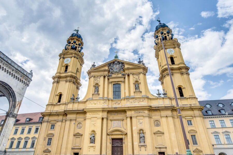 Munich: Old Town & Viktualienmarkt City Walk in German - Odeonsplatz and the walk that links everything together