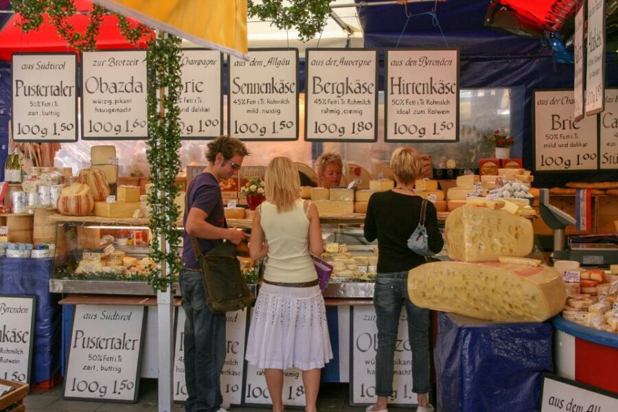 Munich: Old Town & Viktualienmarkt City Walk in German - Viktualienmarkt: where you slow down, snack if you want, and watch Munich live