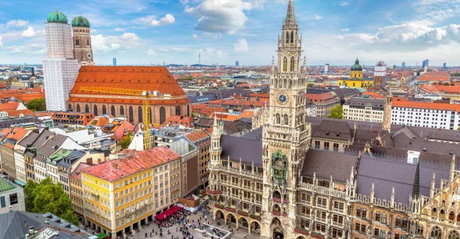 Munich: Old Town & Viktualienmarkt City Walk in German - Marienplatz start: Gothic Town Hall area and the center of Munich