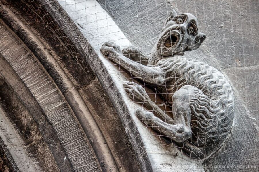 Munich: Spooky Tour of Old Town in German - Grave-Digger, Ravens, Executioners: Small Details That Make It Stick