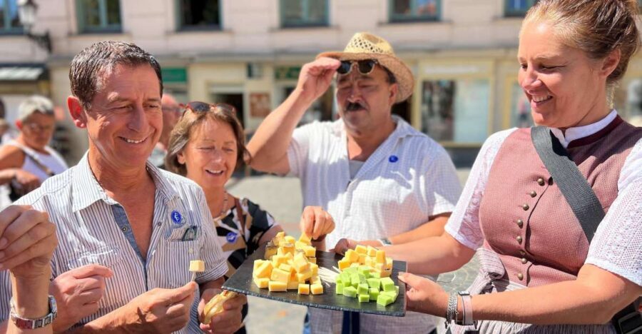 Munich: Viktualienmarkt & Altstadt Food Tour - Landmarks You Pass: Hofbräuhaus Area, Marienplatz, and Jakobsplatz