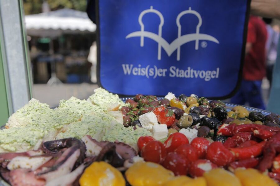Munich: Viktualienmarkt & Altstadt Food Tour - Isartor Welcome Drink and the Start of the Old Town Walk