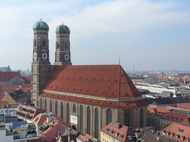 Munich: Walking Tour Old Town and Viktualienmarkt - Viktualienmarkt: how to enjoy a food market without turning it into homework