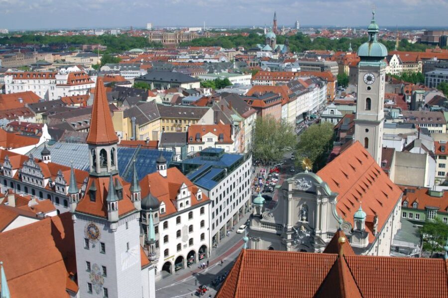 Munich: Walking Tour Old Town and Viktualienmarkt - Alter Hof and Burgstraße: walking where Bavarian power used to sit