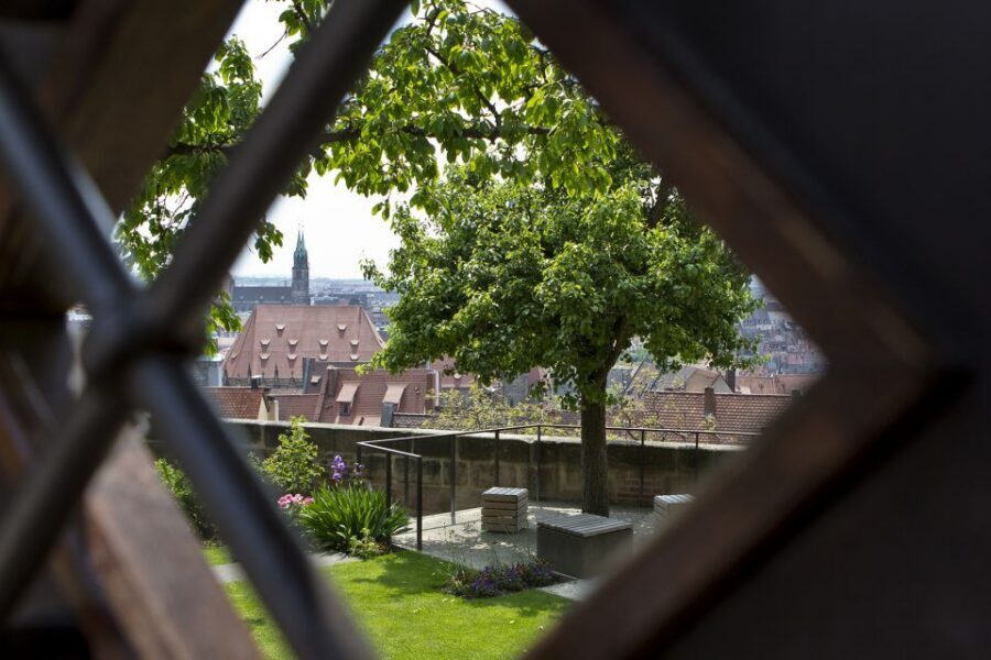 Nuremberg: Old Town Guided Walking Tour - At Hauptmarkt 18: Your starting point and the easy first steps
