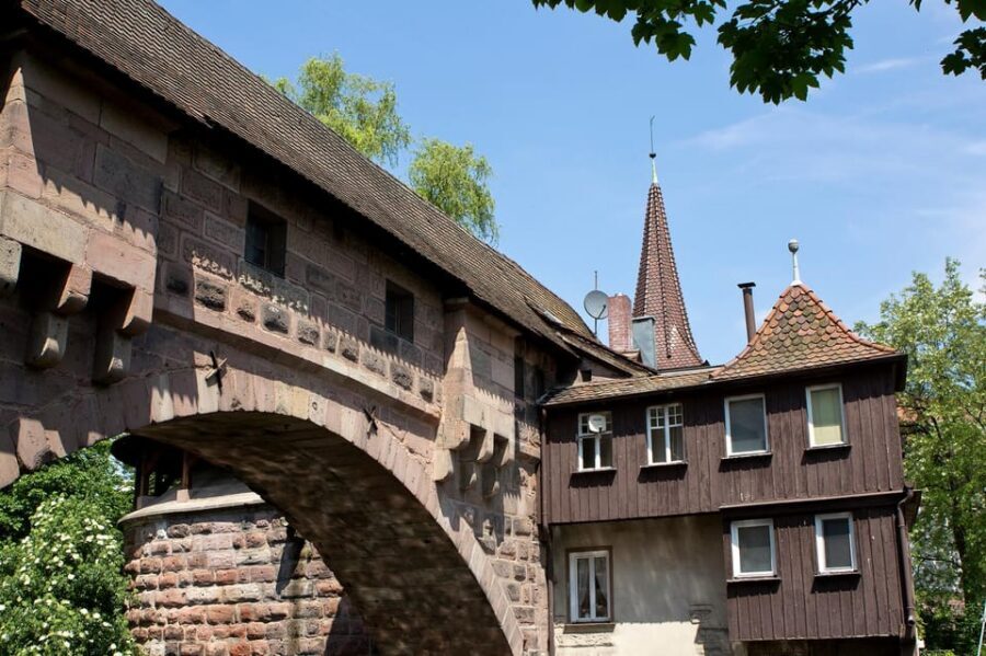 Nuremberg: The Old Town in Evening Light - IN GERMAN - Trödelmarkt: The Market Street Where Stories Speed Up