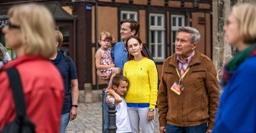 Quedlinburg: Guided City Highlights Walking Tour - Meeting at Market Square: Finding Your Guide Without Stress