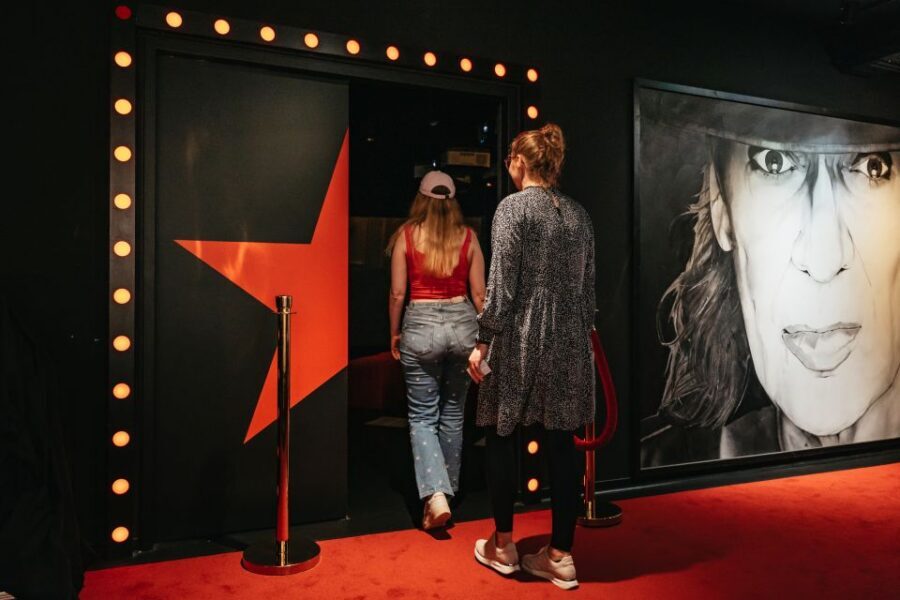 Reeperbahn: Panik City Udo Lindenberg Multimedia Experience - Check-in at Alte Liebe – die Panik Bar and how your guide sets you up