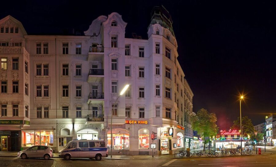 Reeperbahn Walking Tour with St. Pauli Local - Zündkerze welcome shot: the fastest way to understand the area