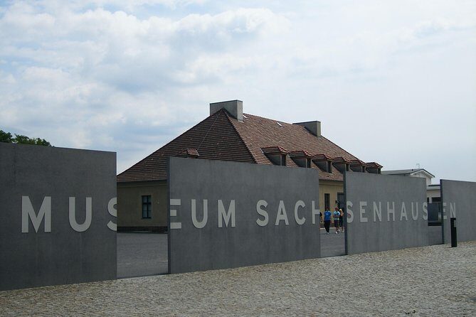 Sachsenhausen concentration camp. - Language and group size: why it matters here