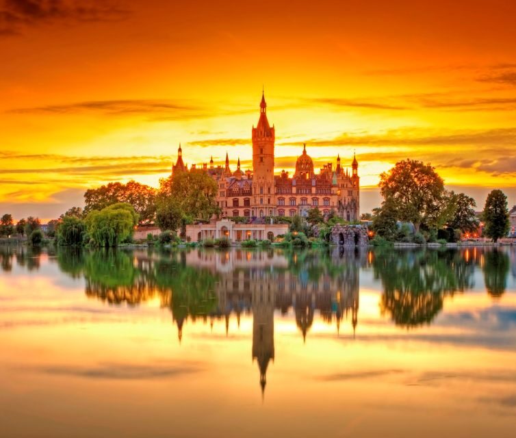 Schwerin: City Highlights Guided Tour - Market Square and the Henry the Lion Monument: get the city’s “characters” early