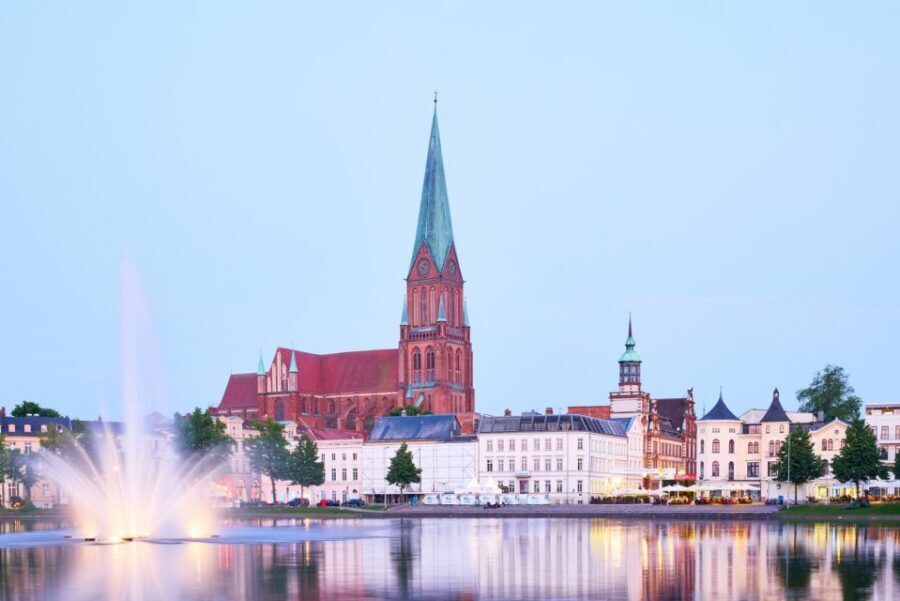 Schwerin: City Highlights Guided Tour - Schwerin Castle and the main lake setting: the crescendo