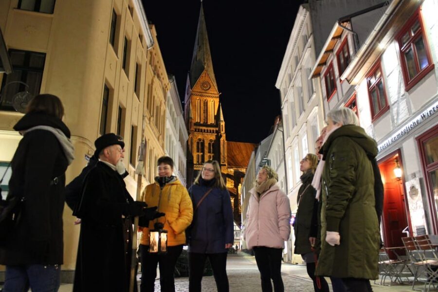 Schwerin: Tour with the Night Watchman - Through Narrow Alleys: Historic Heart Streets You Actually Walk