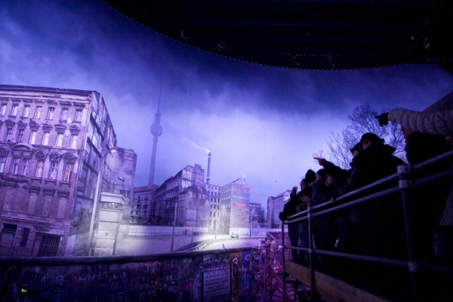 THE WALL: asisi Panorama Berlin Ticket - Inside the Panorama: Kreuzberg in 1980s Autumn Light