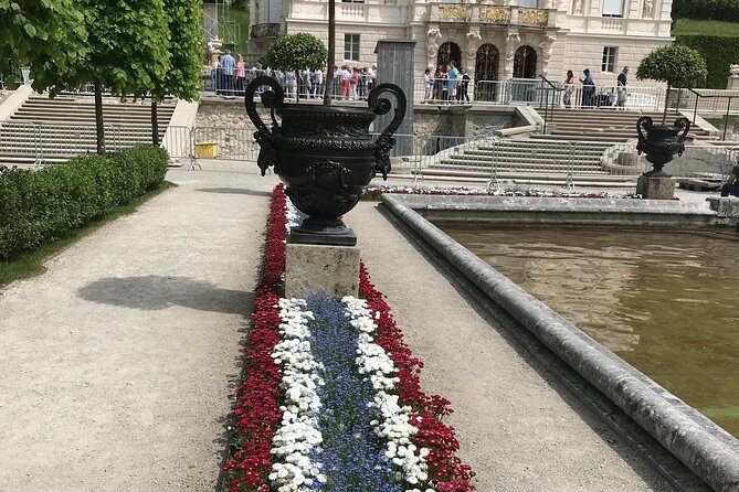 VIP Day Trip Neuschwanstein and Linderhof Castle from Munich - The Oberammergau coach stop and Lüftlmalerei